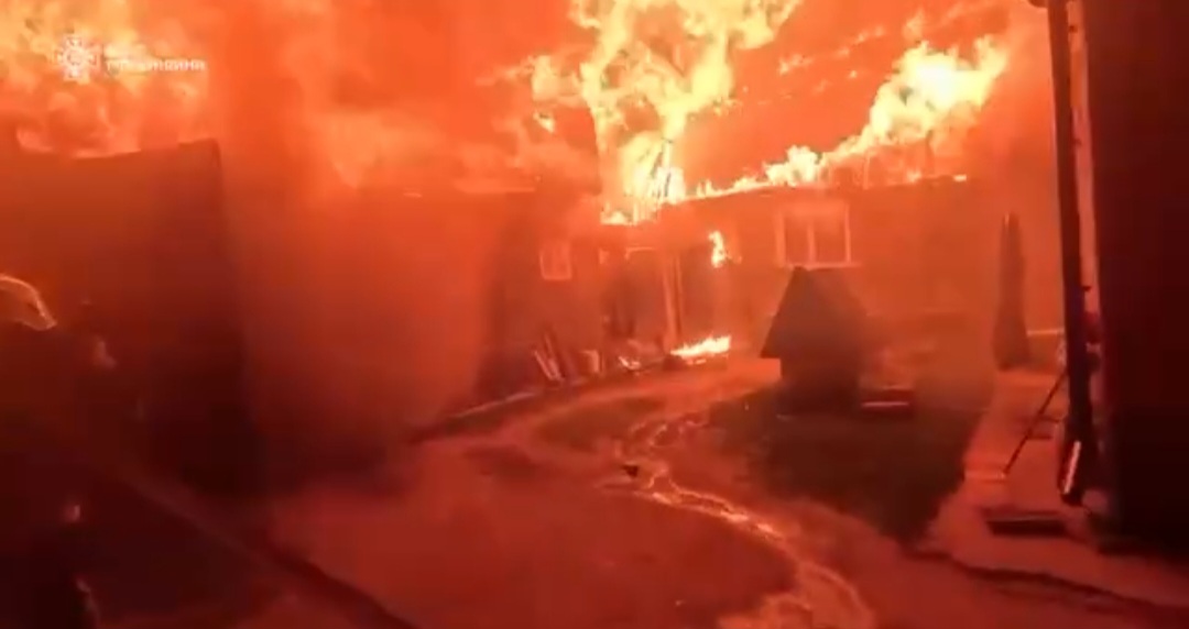 Фото до матеріалу: Масштабна пожежа в Межирічі: рятувальники з трьох міст врятували житловий будинок