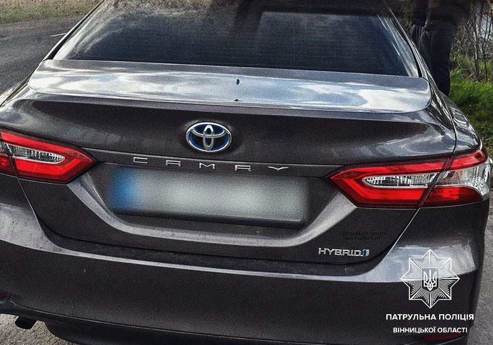 Фото до матеріалу: На Вінниччині патрульні виявили викрадений Toyota Camry під час перевірки ПДР