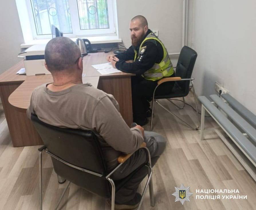 Фото до матеріалу: Чоловік погрожував пістолетом літньому охоронцю в Солом'янському районі через собаку