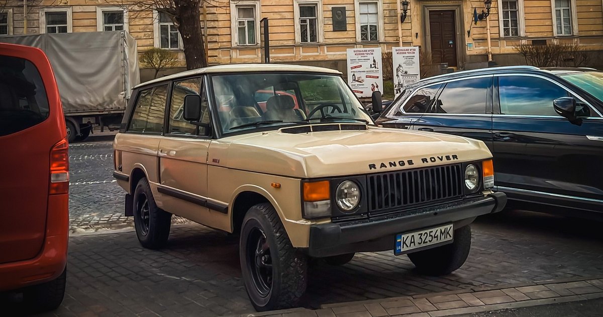 Фото до матеріалу: Британська класика: у Києві помітили рідкісний розкішний позашляховик 80-х (фото)