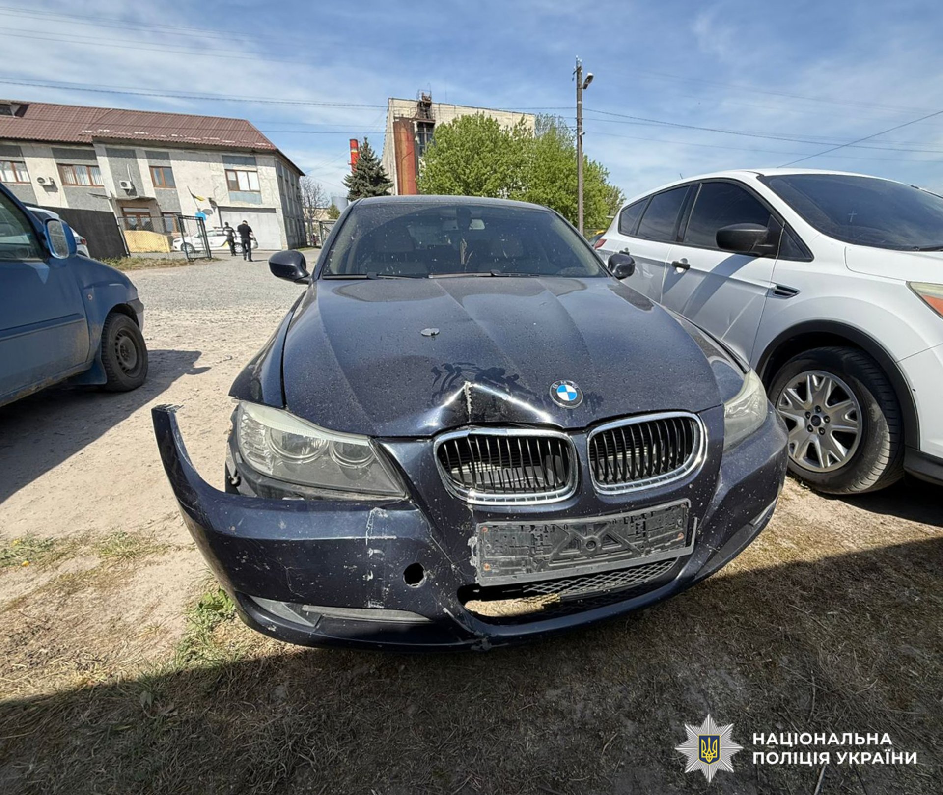 Фото до матеріалу: Водій BMW протаранив меморіал Героям Небесної Сотні у Шептицях