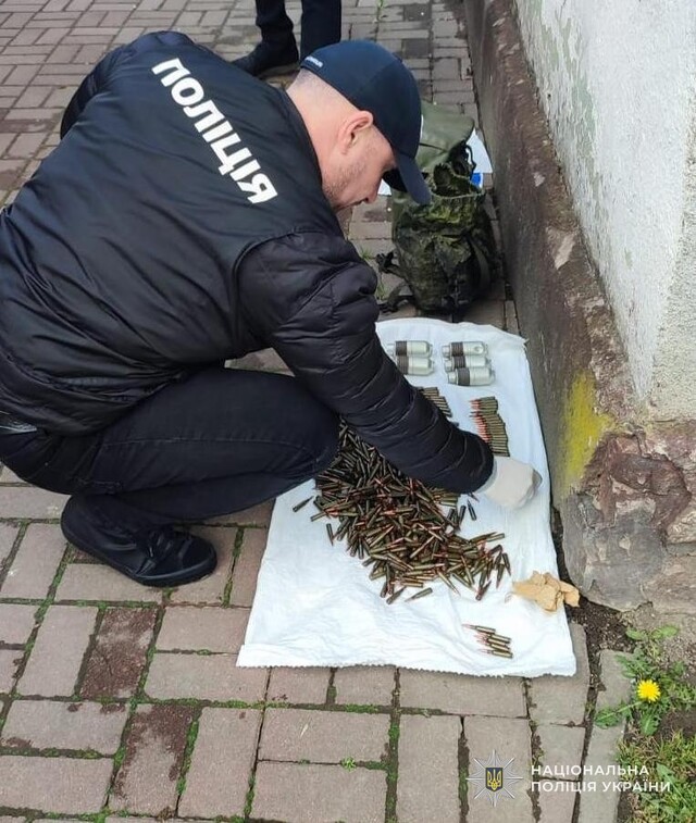 Фото до матеріалу: У Самборі затримали торговця зброєю: викрили тисячі патронів та постріли для гранатомета