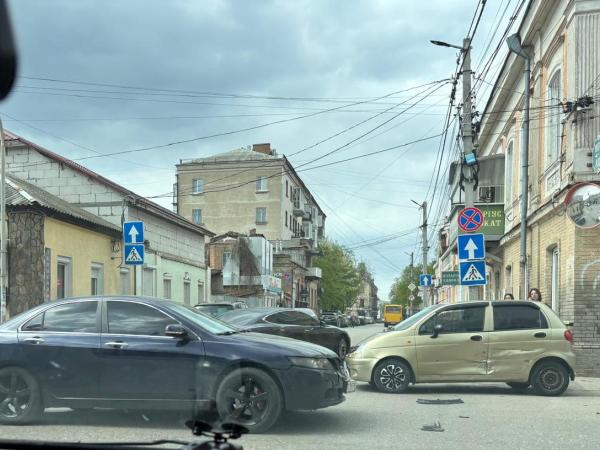 Фото до матеріалу: Зіштовхнулось дві автівки