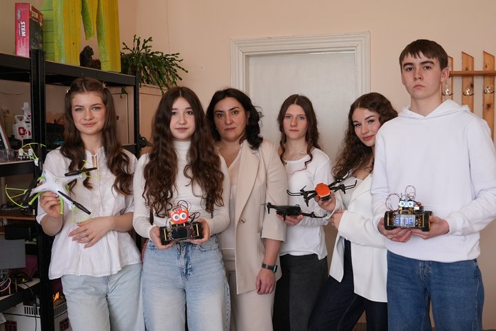 Фото до матеріалу: Школярі Івано-Франківщини разом із вчителькою створюють дрони для ЗСУ