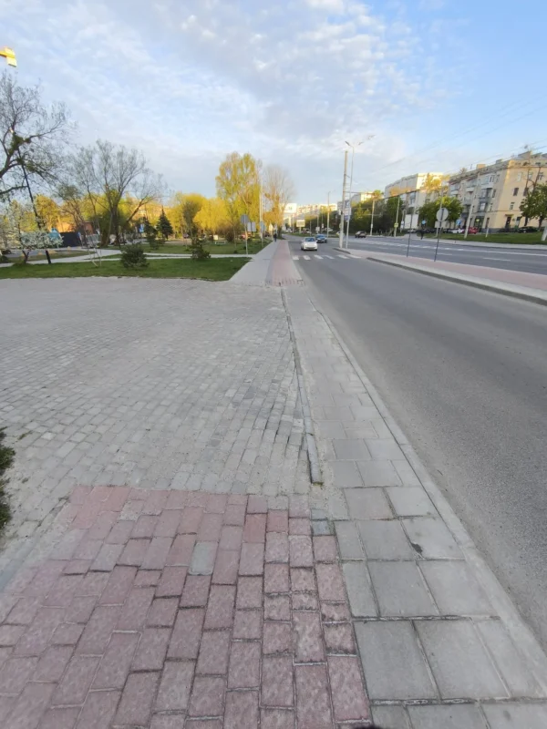 Фото до матеріалу: У Львові на вулиці Наукової комунальники переплутали велодоріжку