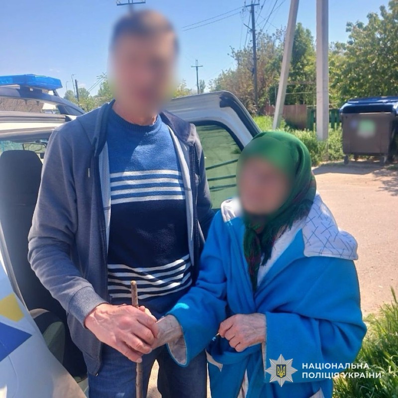 Фото до матеріалу: Поліцейські врятували 88-річну пенсіонерку, яка заблукала під час обстрілів у Нікополі