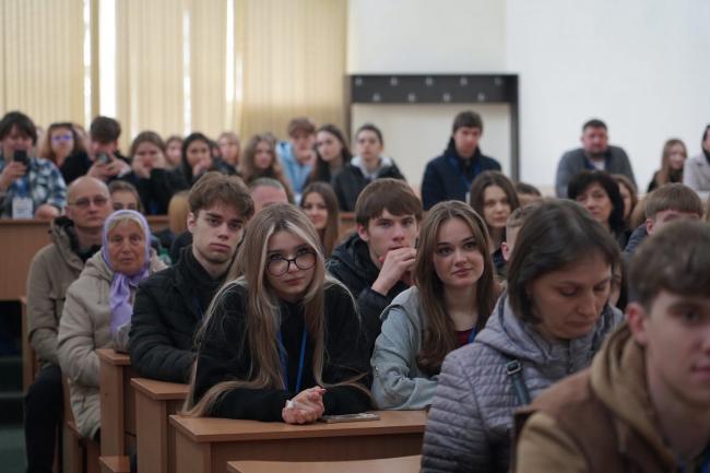Фото до матеріалу: Понад 500 абітурієнтів відвідали День відкритих дверей в Острозькій академії