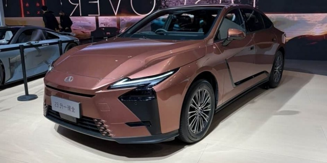 Фото до матеріалу: Lexus офіційно представив оновлений седан ES: новий дизайн та збільшені габарити