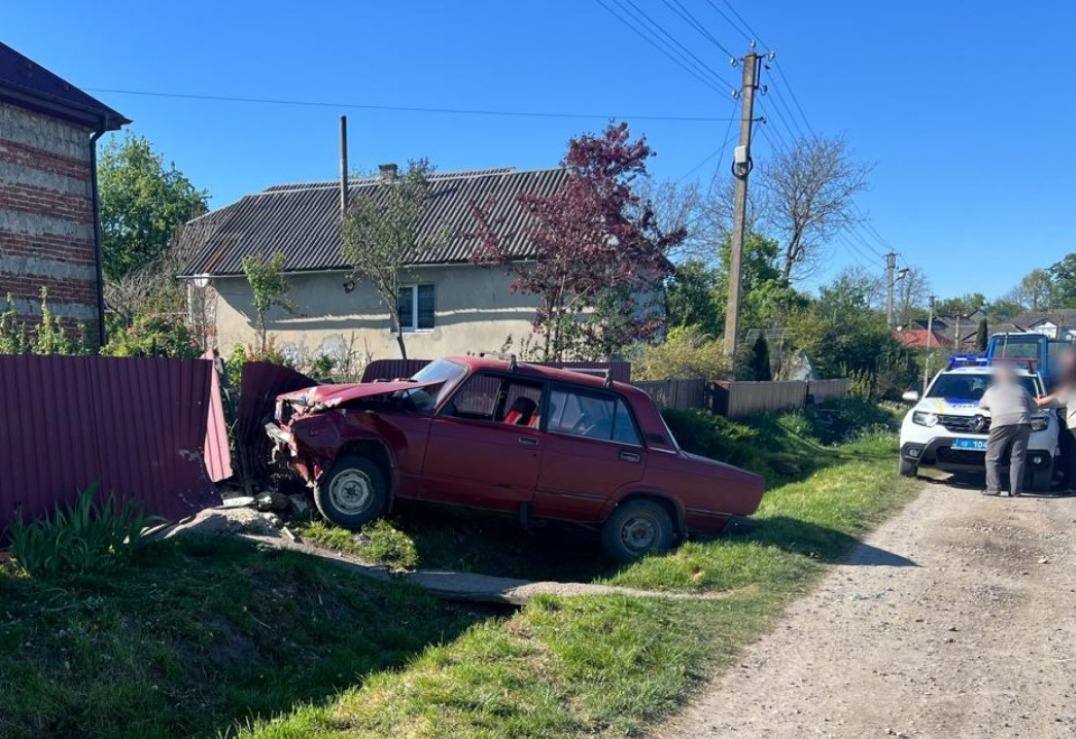 Фото до матеріалу: Водій на ВАЗі врізався в огорожу у Чагріві: постраждав 15-річний пасажир