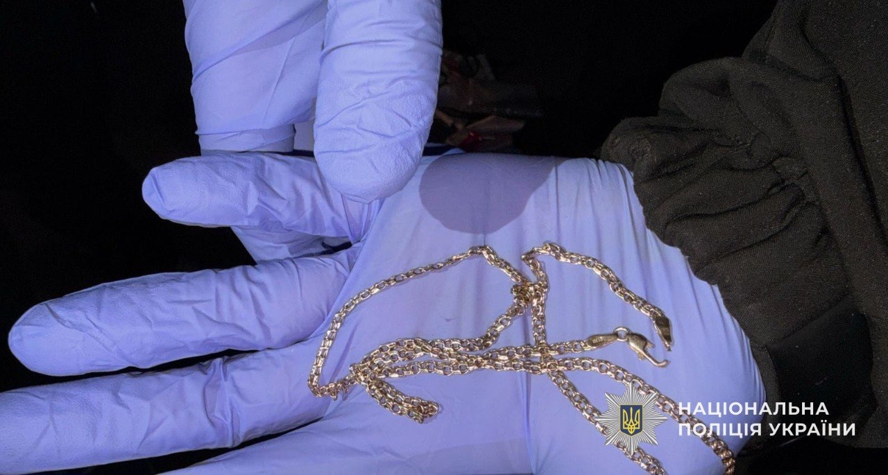 Фото до матеріалу: У Кам'янському затримали грабіжника, який побив чоловіка та викрав золото