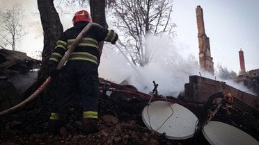Фото до матеріалу: Пожар на гірськолижному курорті Закарпаття: знищено готель на горі Красія