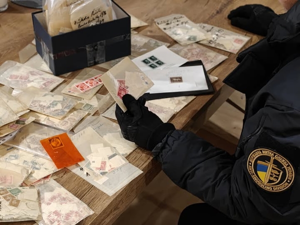 Фото до матеріалу: Митники в ПП «Шегині» виявили нацистські марки та рідкісні іконки