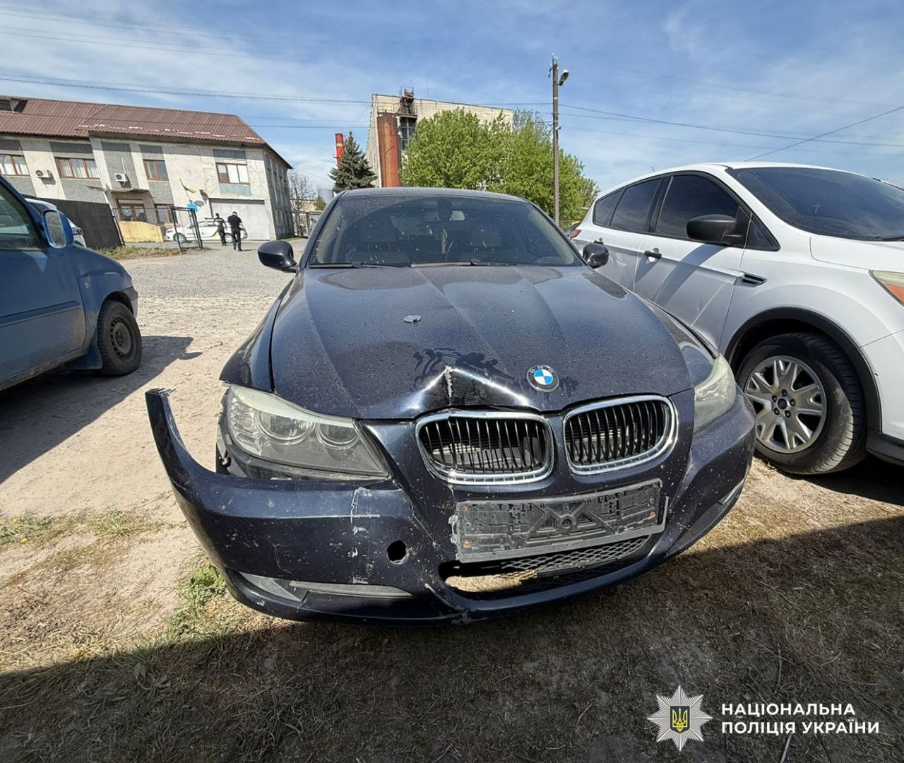 Фото до матеріалу: Водій BMW врізався в меморіал Героям Небесної Сотні на Львівщині та втік, але поліція його знайшла