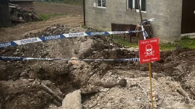 Фото до матеріалу: Вантажівка перекинулася на Львівщині: рятувальники деблокували водія