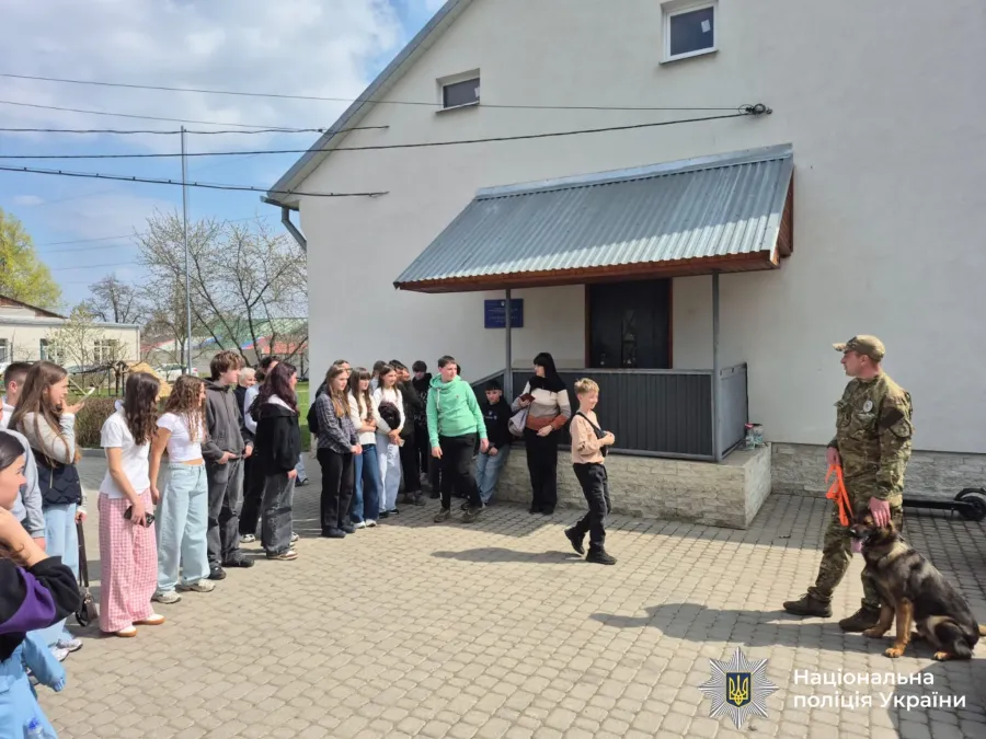 Фото до матеріалу: У Калуші школярі відвідали кінологічний центр поліції і побачили роботу службових собак