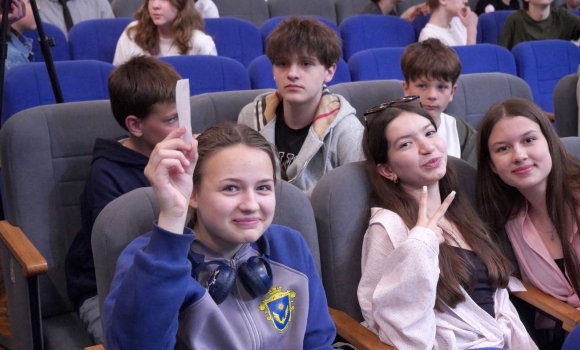 Фото до матеріалу: Калинівські юні театралі здобули перемогу на фестивалі «Театральна палітра казок»
