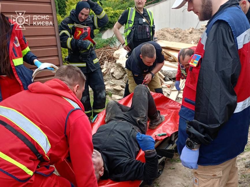 Фото до матеріалу: У Голосіївському районі рятувальники витягли чоловіка з котловану