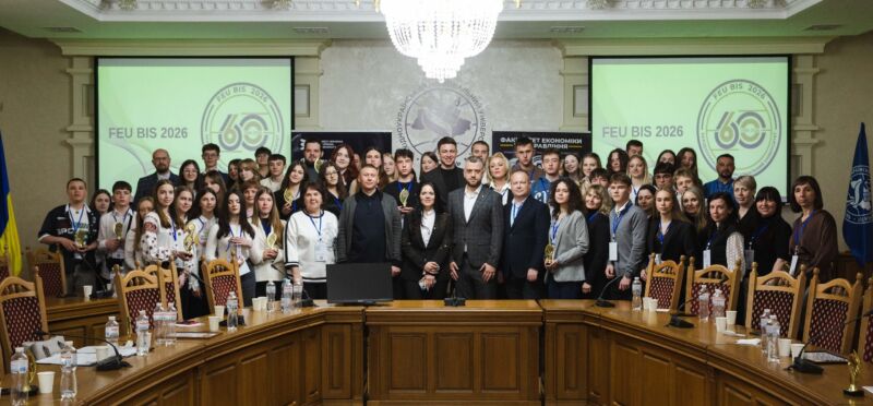 Фото до матеріалу: Молодіжний бізнес-пітчинг у Тернополі: учні ЗУНУ презентували 21 проєкт для майбутнього економіки