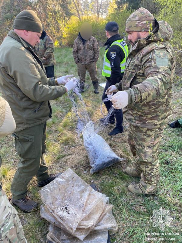 Фото до матеріалу: Чоловік наловив чотири мішки риби в Ірдинці: поліція вилучила заборонені знаряддя лову