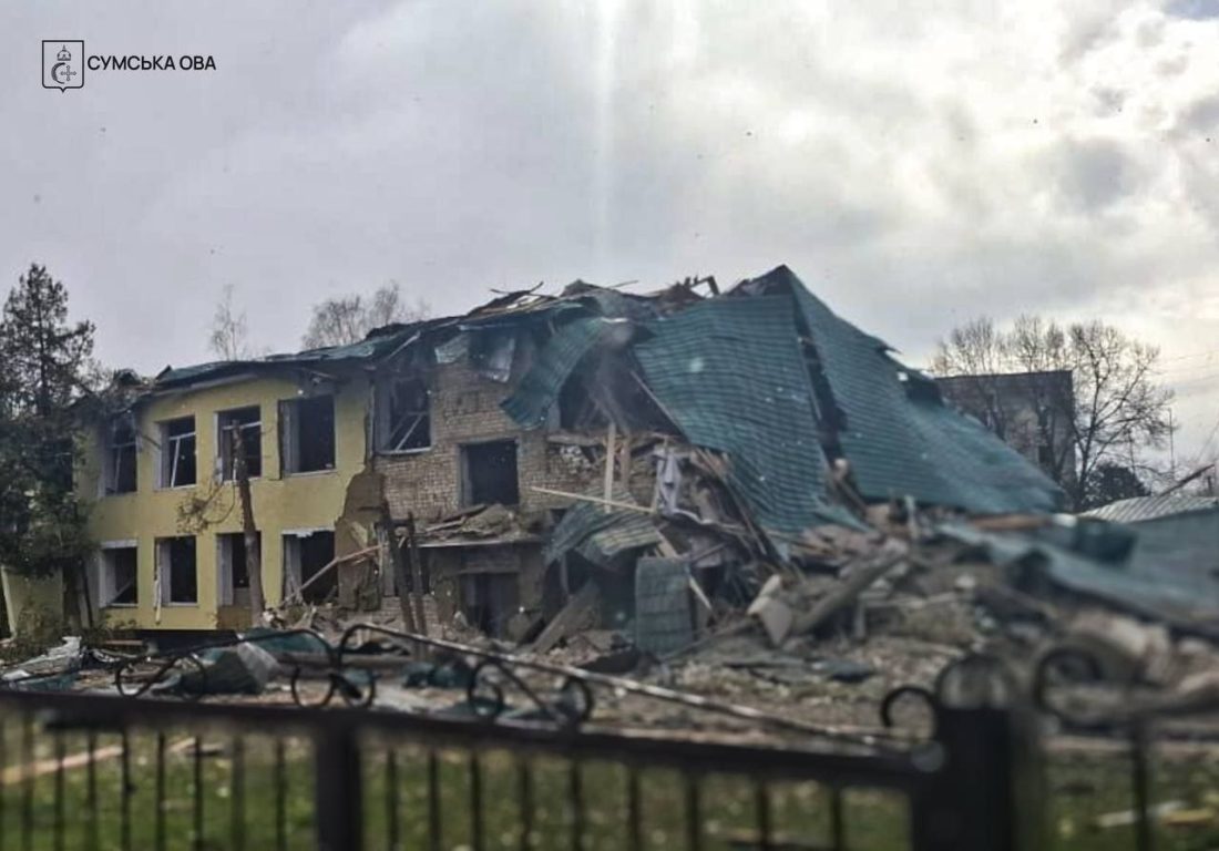 Фото до матеріалу: Російський авіаудар по Ямпільській громаді: троє поранених, пошкоджено дитсадок