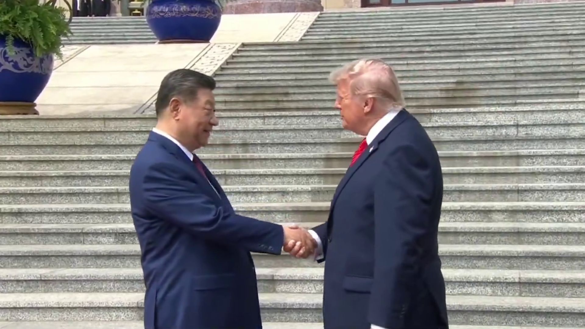 Фото до матеріалу: Трамп і Сі Цзіньпін: як китайський лідер «перетягнув» руку американця
