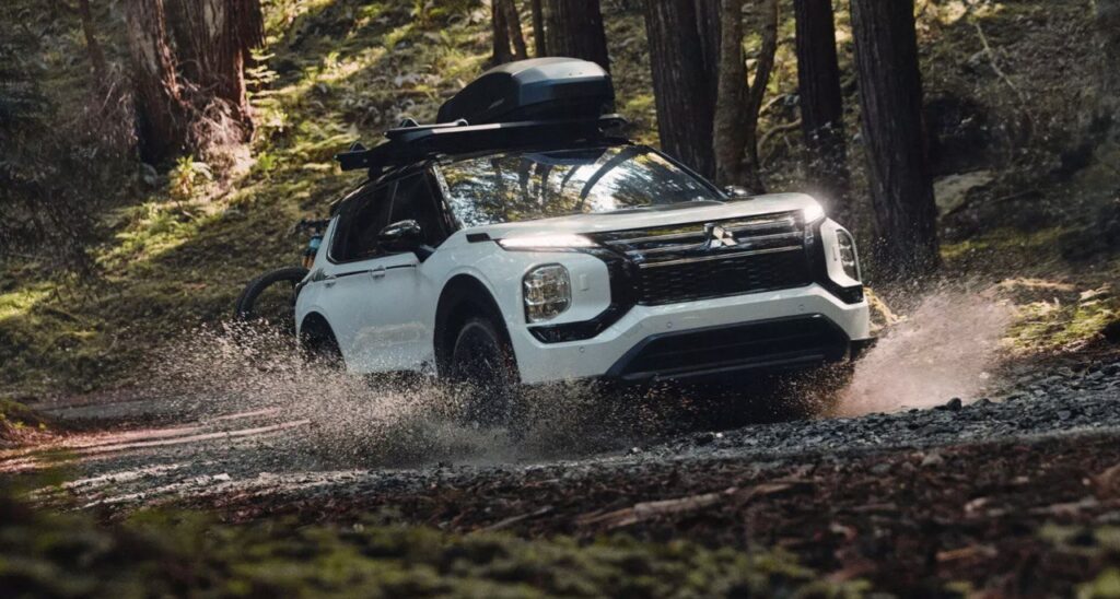 Фото до матеріалу: Mitsubishi відкликає понад 108 тисяч авто через дефект багажника
