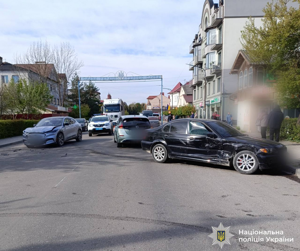 Фото до матеріалу: Три автомобілі зіткнулися в Богородчанах: поліція встановлює обставини ДТП