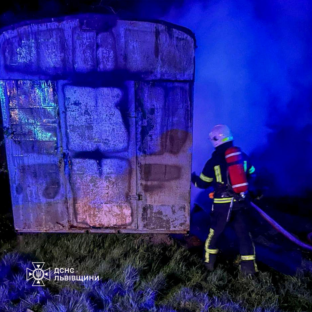 Фото до матеріалу: У Львові на вулиці Надійній горів вагончик: травмована мешканка