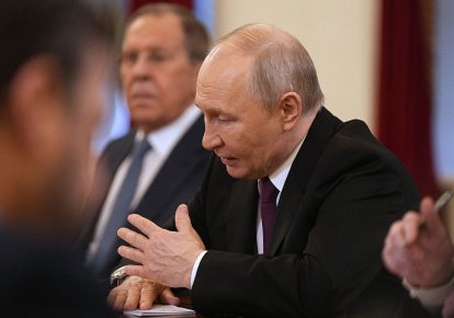 Фото до матеріалу: ВЦІОМ ховає Путіна, а Пєскову подобаються українські удари по НПЗ: чим жив Запорєбрік на тижні — DSnews.ua