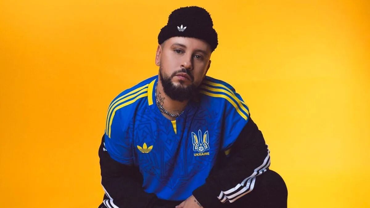 Фото до матеріалу: Дмитро Монатік відвідав матч Динамо – Шахтар: співака вразило пірошоу ультрас киян