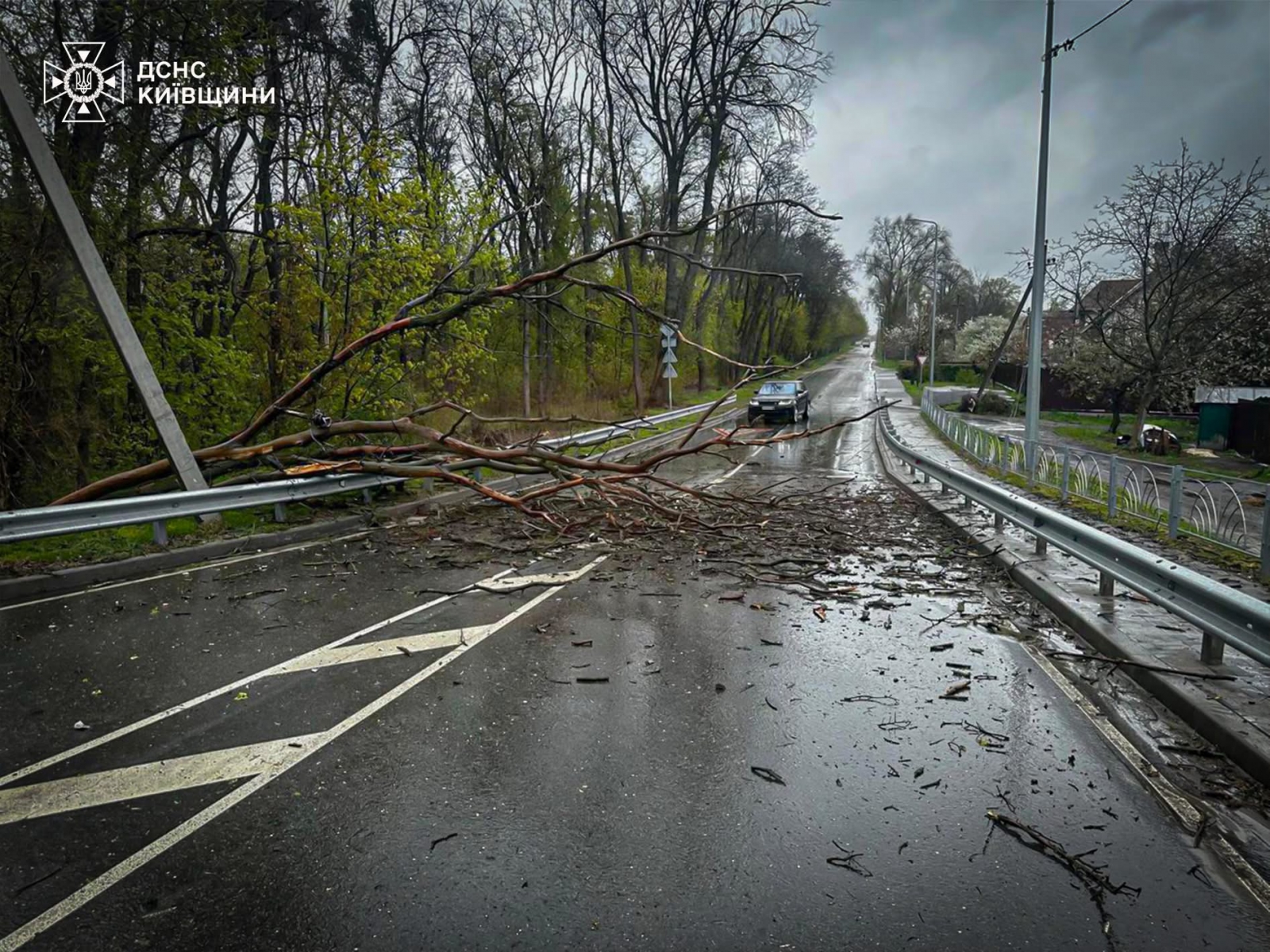 Фото до матеріалу: Двоє загиблих через негоду: ДСНС ліквідовує наслідки у 13 областях України