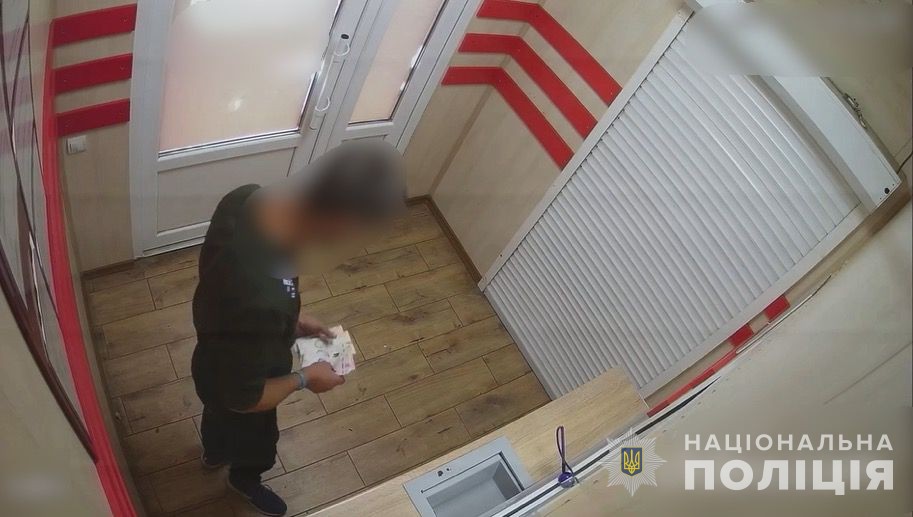 Фото до матеріалу: У Марганці затримали серійного крадія, який три місяці псував вікна