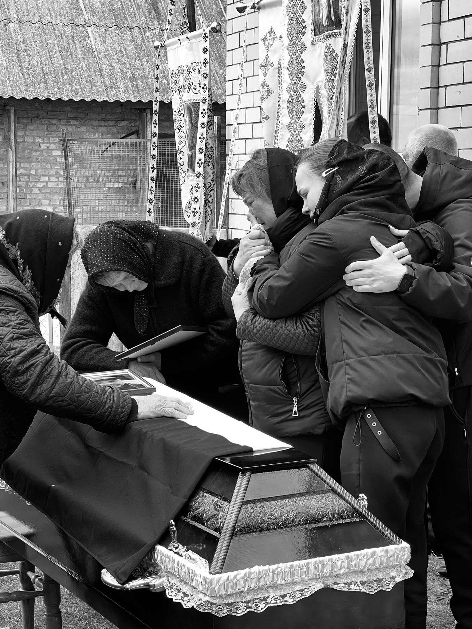 Фото до матеріалу: У Пульмі Шацького району провели в останню путь загиблого захисника Анатолія Занюка