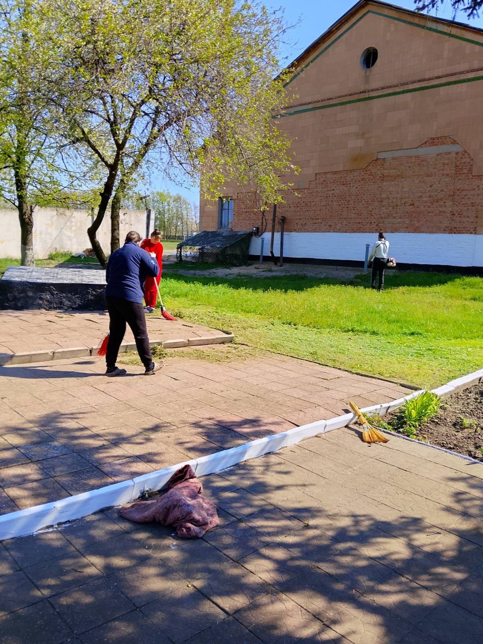 Фото до матеріалу: Жителі Потічанського старостату об'єдналися для прибирання території