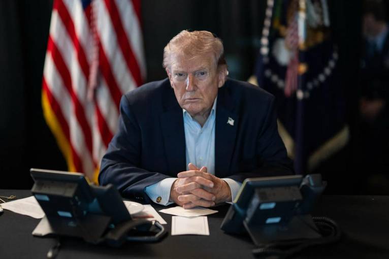 Фото до матеріалу: Стрілець із Каліфорнії змусив Трампа покинути захід: новини США