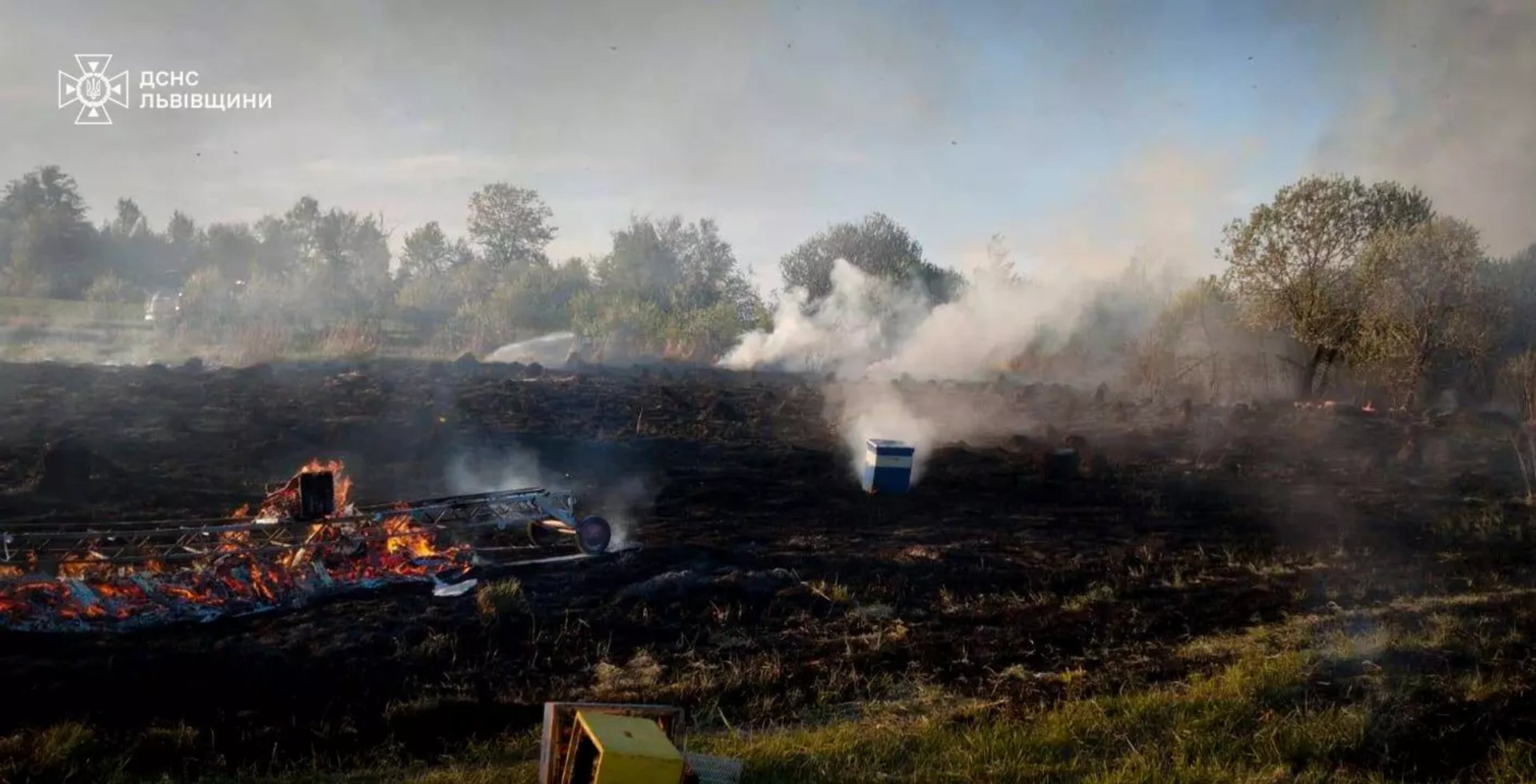 Фото до матеріалу: Пасіка горіла на Львівщині: рятувальники врятували 40 вуликів