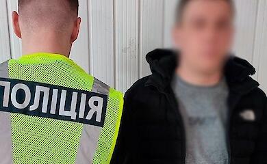 Фото до матеріалу: У Києві вітер зламав дерево на мікроавтобус у дворі