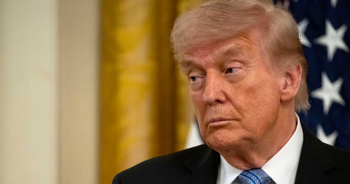 Фото до матеріалу: Трамп призупинив виведення нейтральних суден з Ормузької протоки