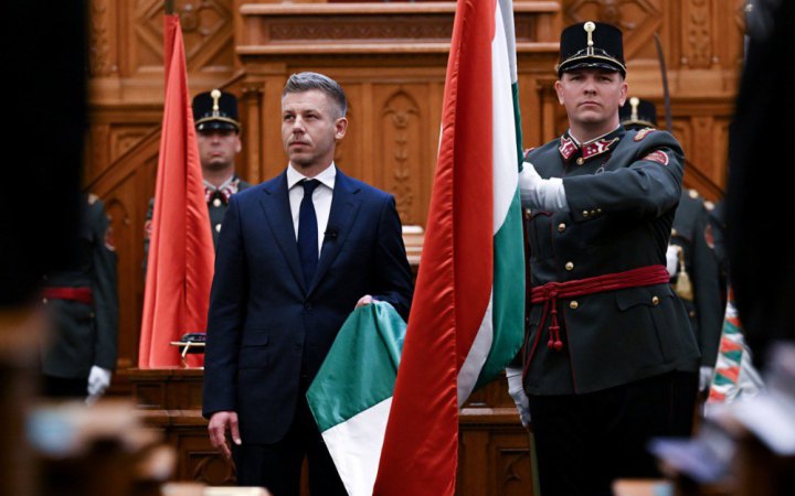 Фото до матеріалу: Угорщина змінила курс: Петер Мадяр став прем'єром, а прапор ЄС знову на парламенті