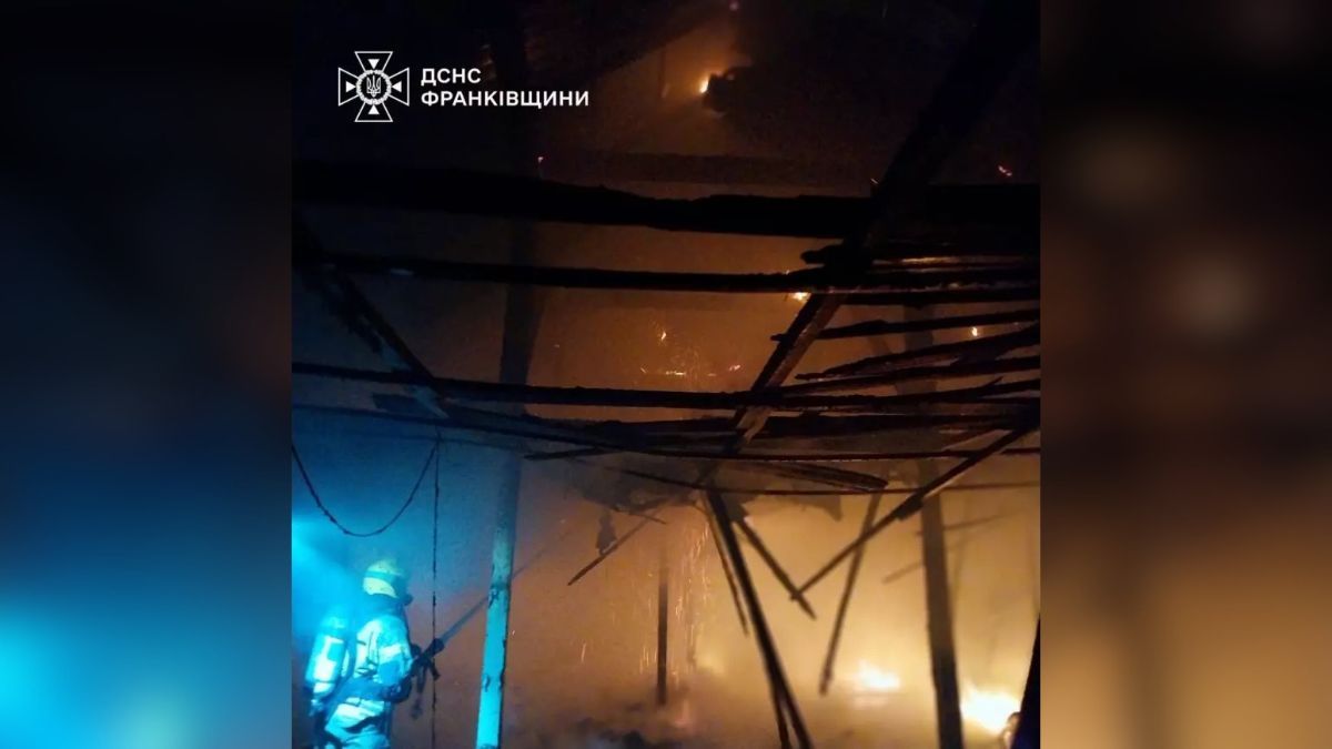 Фото до матеріалу: Пожежа на птахофермі в селі Рудники: загорівся дах господарської будівлі