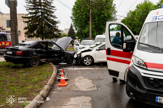 Фото до матеріалу: Аварія на вулиці Тернопільській у Хмельницькому: зіштовхнулися Audi та Volkswagen