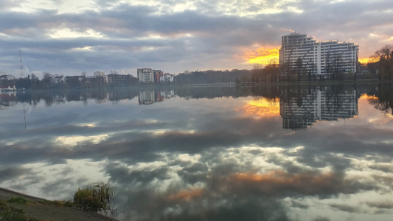 Фото до матеріалу: В Івано-Франківську виділять 8 мільйонів гривень на ремонт гідроспоруди міського озера