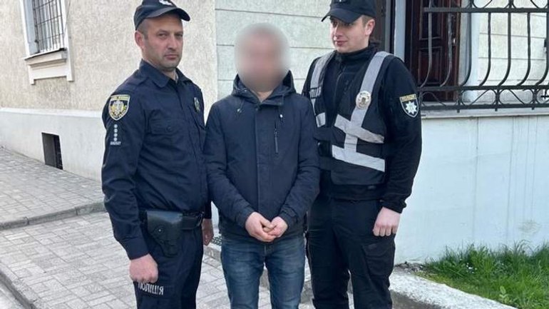Фото до матеріалу: У Жовкві затримали вандала, що облив томатним соусом скульптуру Божої Матері