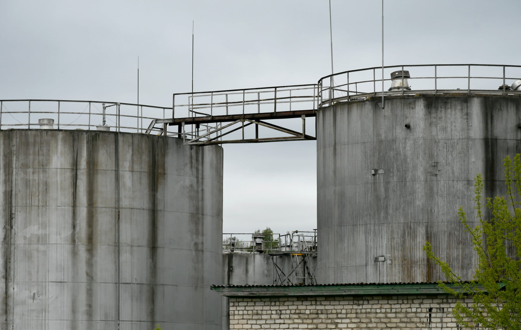 Фото до матеріалу: Сибіга підтвердив: дрони, що влучили в нафтобазу Латвії, були змінювані російською РЕБ