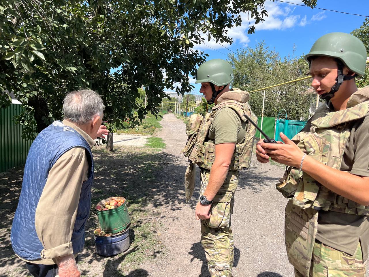 Фото до матеріалу: Евакуація на Синельниківщині: поліція вимушена вмовляти мешканців покинути домівки