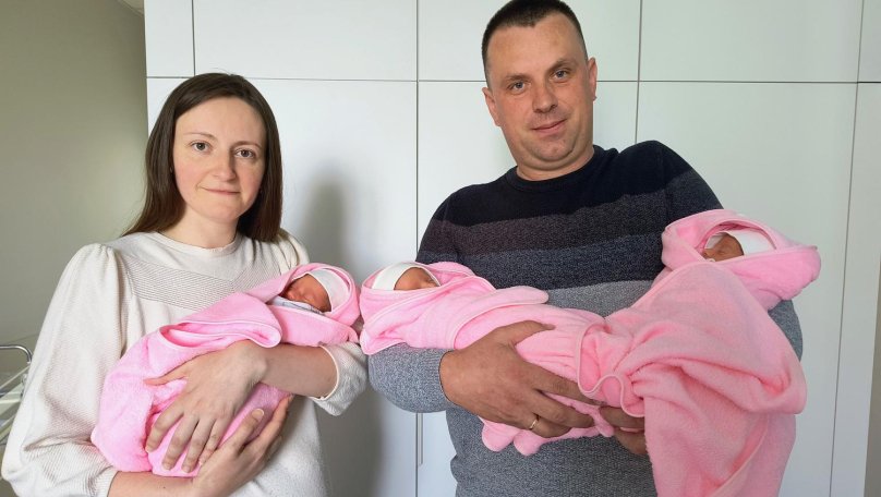 Фото до матеріалу: У Львові народилися перші природні трибраття: ім'я дівчаток та деталі
