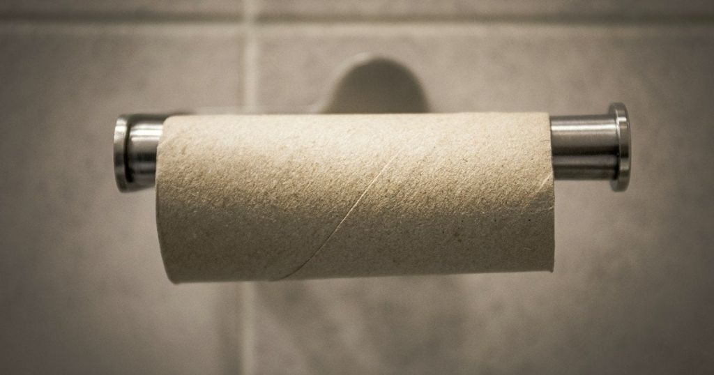 Фото до матеріалу: Порожній рулон туалетного паперу: звичка чоловіка вела до розлучення