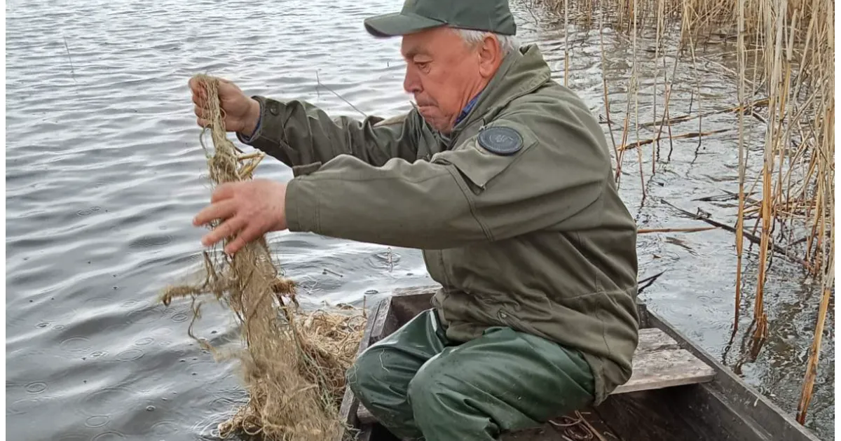 Фото до матеріалу: Браконьєри заставили Млинівське водосховище на Дубенщині: екоінспекція вилучила понад 60 метрів сіток
