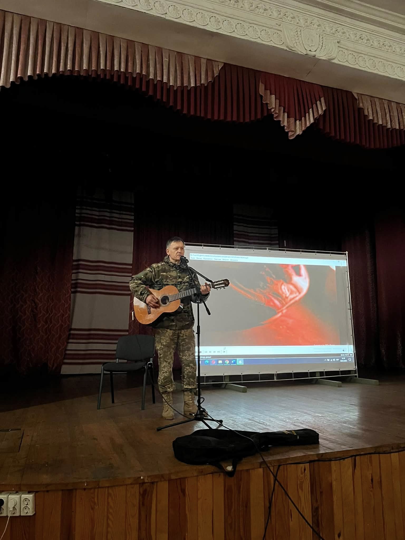 Фото до матеріалу: В Олиці відбувся авторський вечір Миколи Більшевича «Бард і війна»