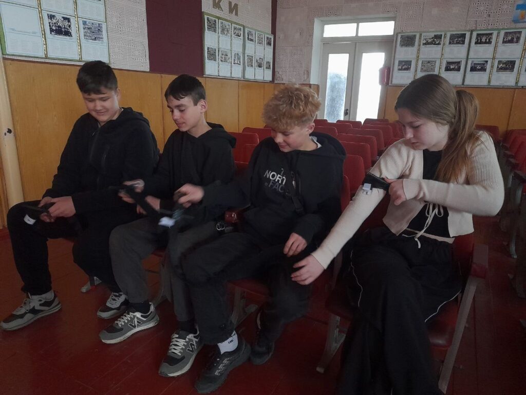 Фото до матеріалу: У Сигнаївському ліцеї учнів навчили керувати БПЛА та надавати першу допомогу